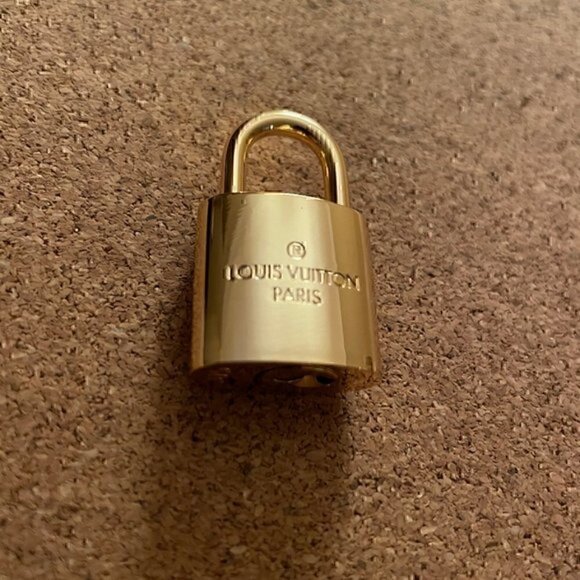 New LV Louis Vuitton Gold-Tone Lock on 16" Curb Chain Choker Necklace - Picture 3 of 3